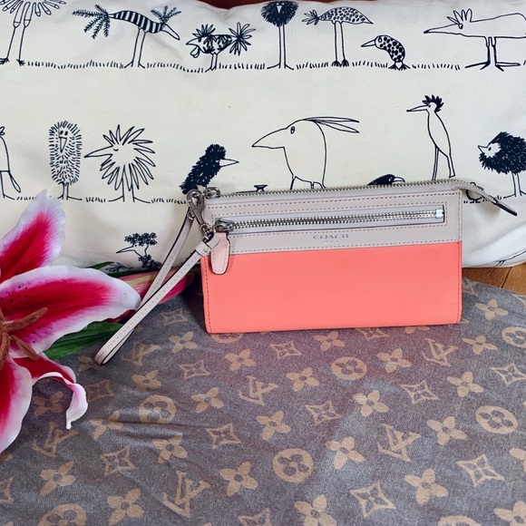 Coach Handbags - Coach Wristlet 🧡🌟